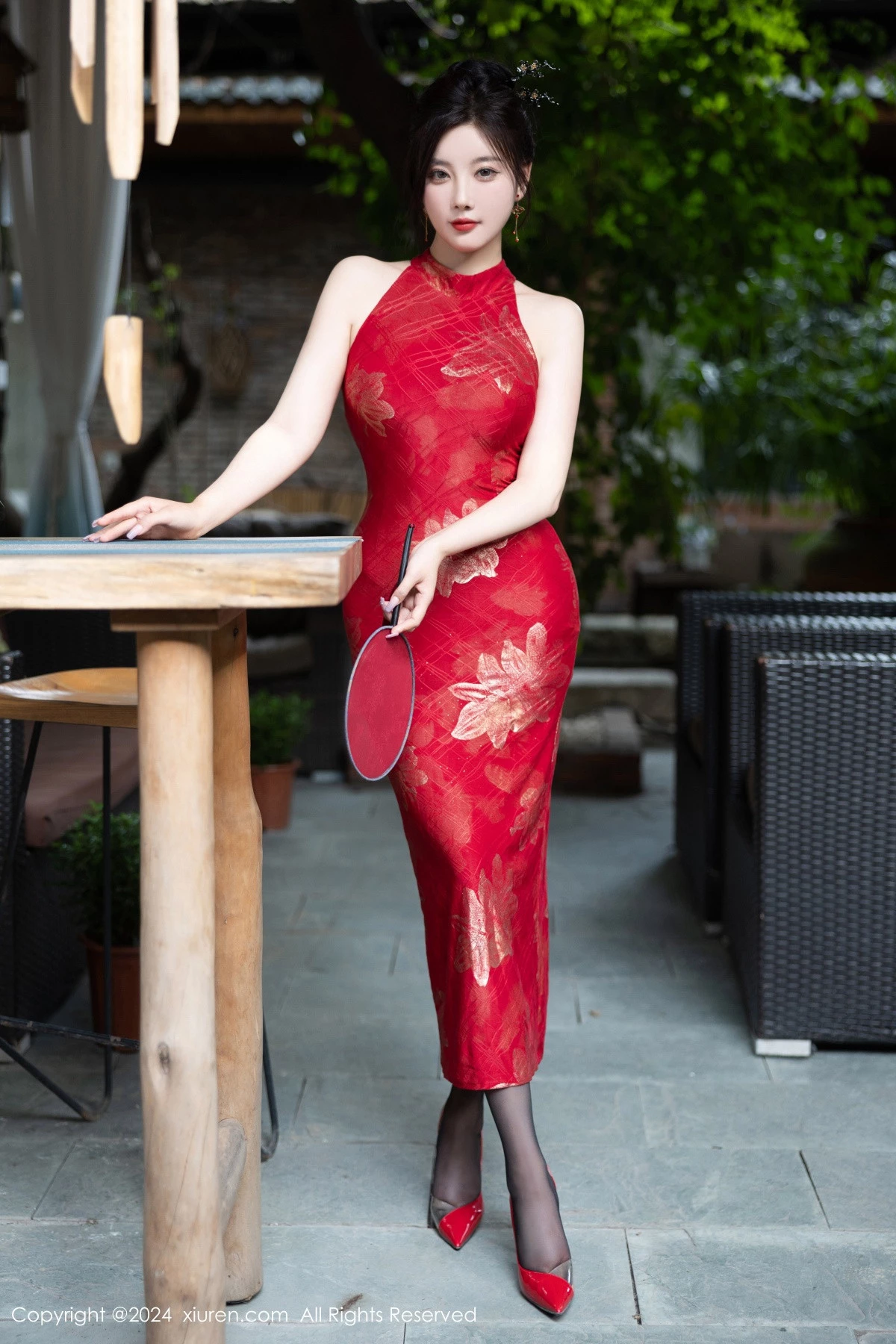 [[XiuRen秀人网]秀人网]No.8996_女神杨晨晨Yome性感红色长旗袍配黑丝吊袜秀丰腴身材诱惑写真81P