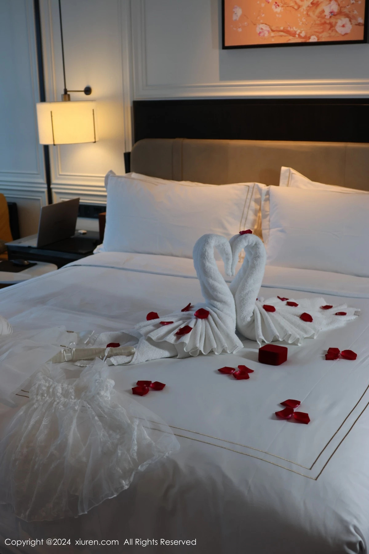 [[XiuRen秀人网]秀人网]No.8991_模特小薯条nienie性感白色连衣短裙配白丝袜秀完美身材诱惑写真75P