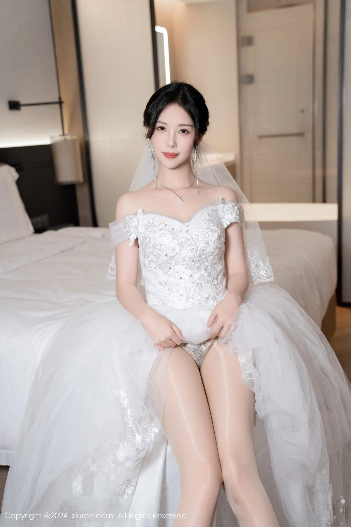 [[XiuRen秀人网]秀人网]No.8998_模特利世浴室场景性感白色婚纱配超薄肉丝秀完美身材诱惑写真100P