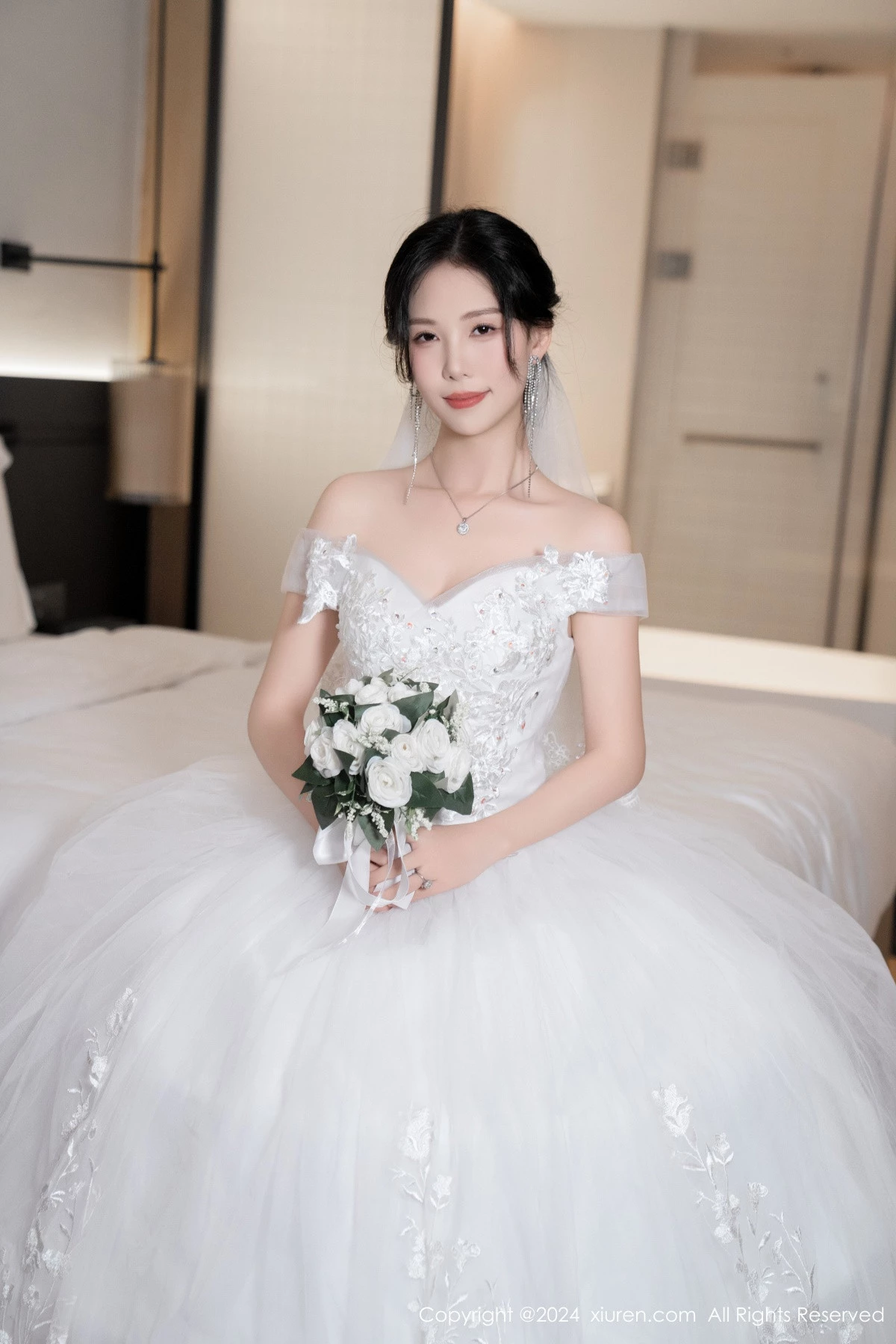 [[XiuRen秀人网]秀人网]No.8998_模特利世浴室场景性感白色婚纱配超薄肉丝秀完美身材诱惑写真100P