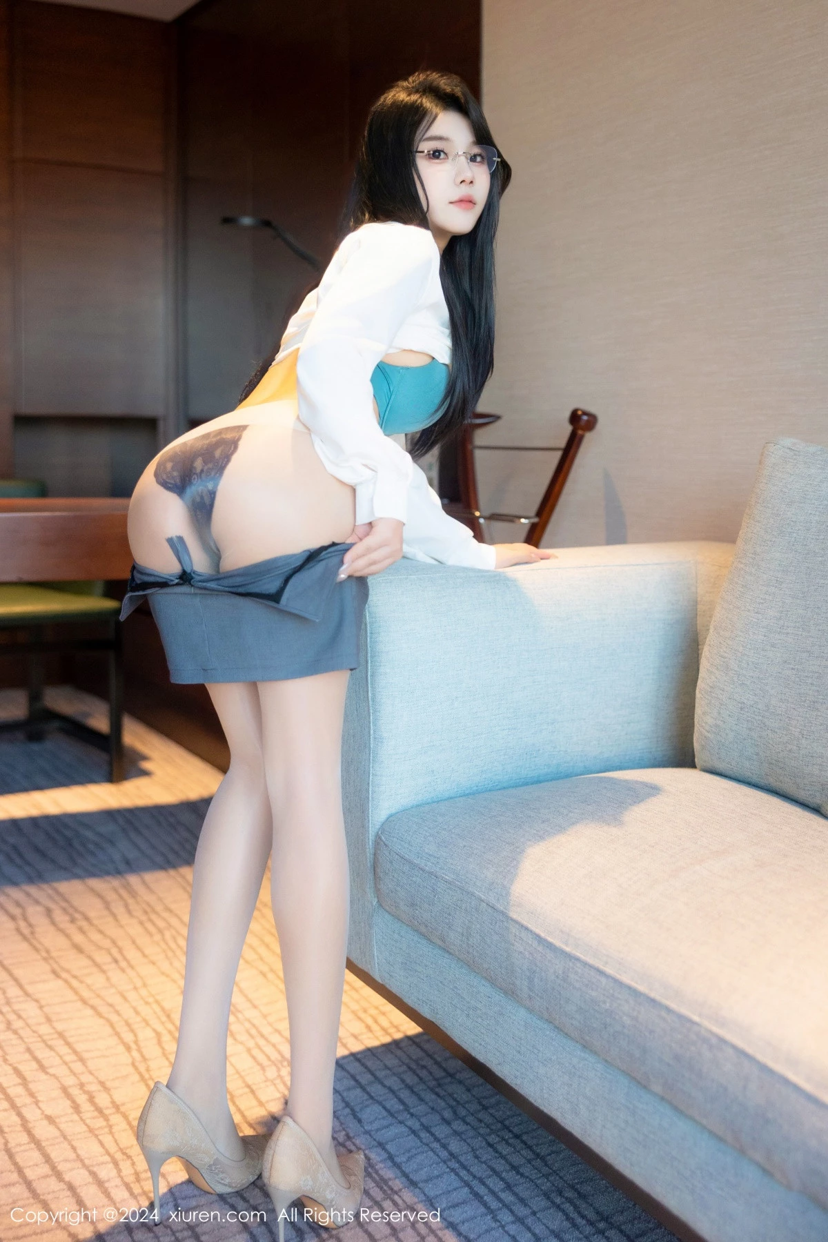 [[XiuRen秀人网]秀人网]No.8989_新人模特麦田性感白色OL服饰露蓝色内衣配超薄肉丝撩人诱惑写真83P