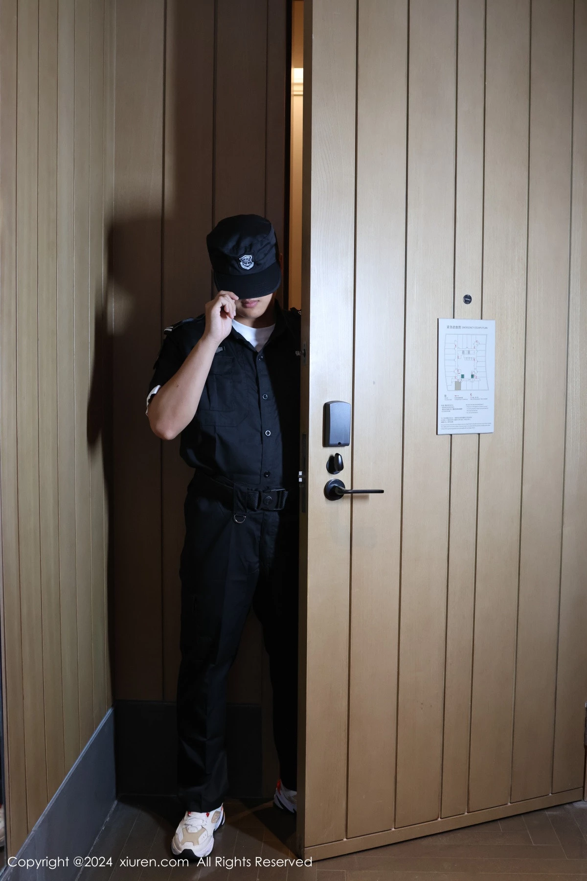 [[XiuRen秀人网]秀人网]No.8991_模特小薯条nienie性感白色连衣短裙配白丝袜秀完美身材诱惑写真75P