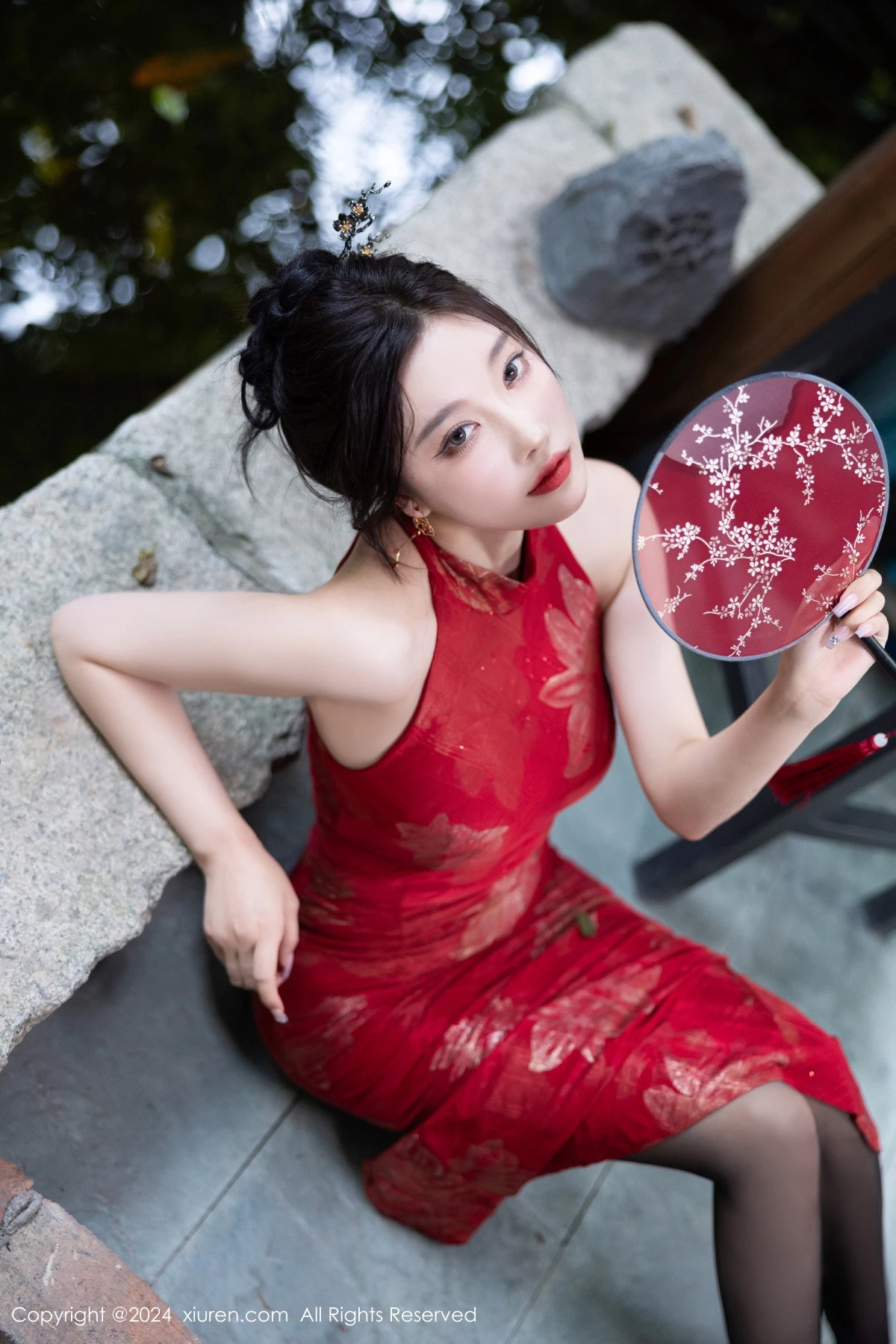 [[XiuRen秀人网]秀人网]No.8996_女神杨晨晨Yome性感红色长旗袍配黑丝吊袜秀丰腴身材诱惑写真81P