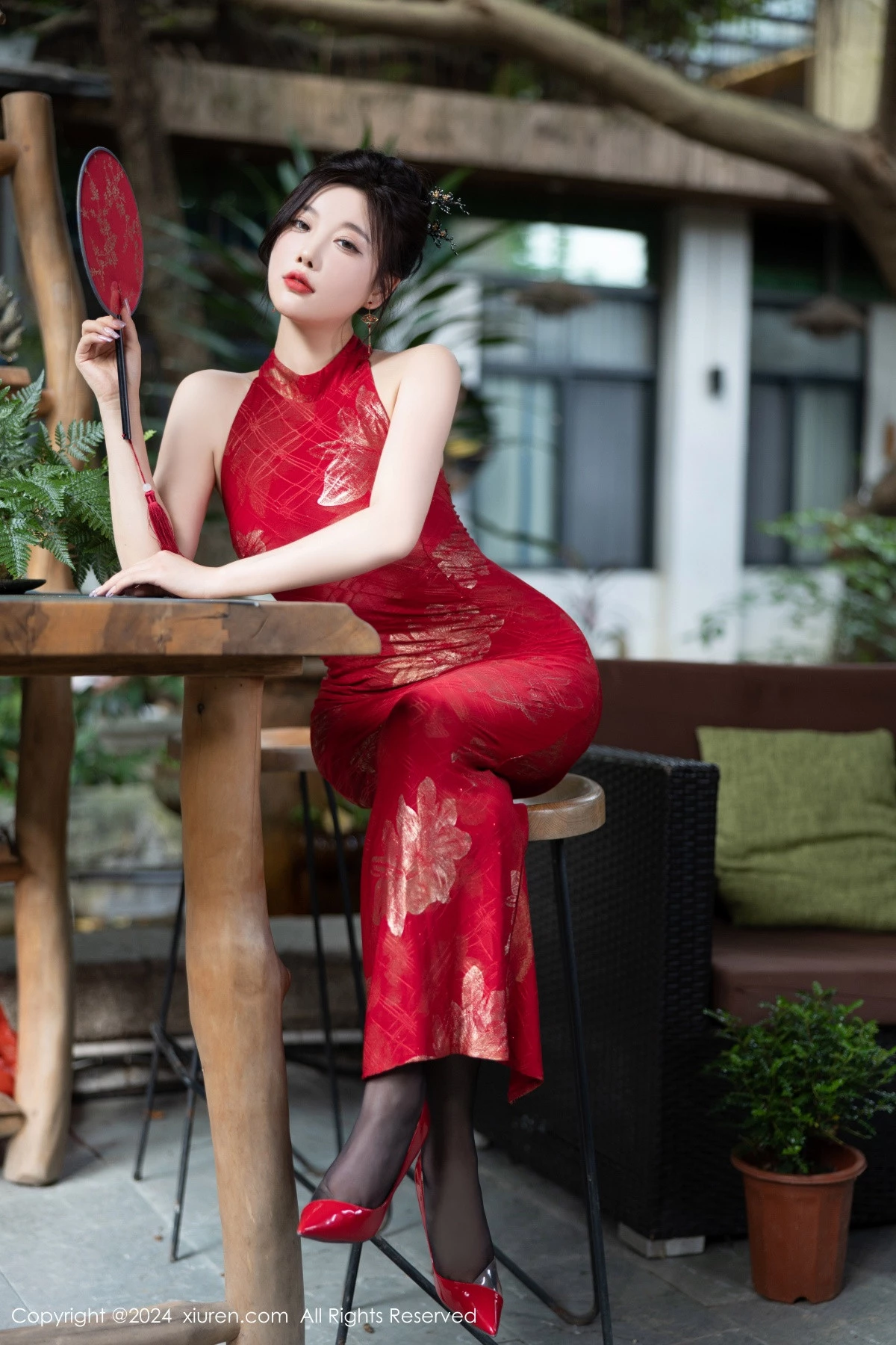 [[XiuRen秀人网]秀人网]No.8996_女神杨晨晨Yome性感红色长旗袍配黑丝吊袜秀丰腴身材诱惑写真81P