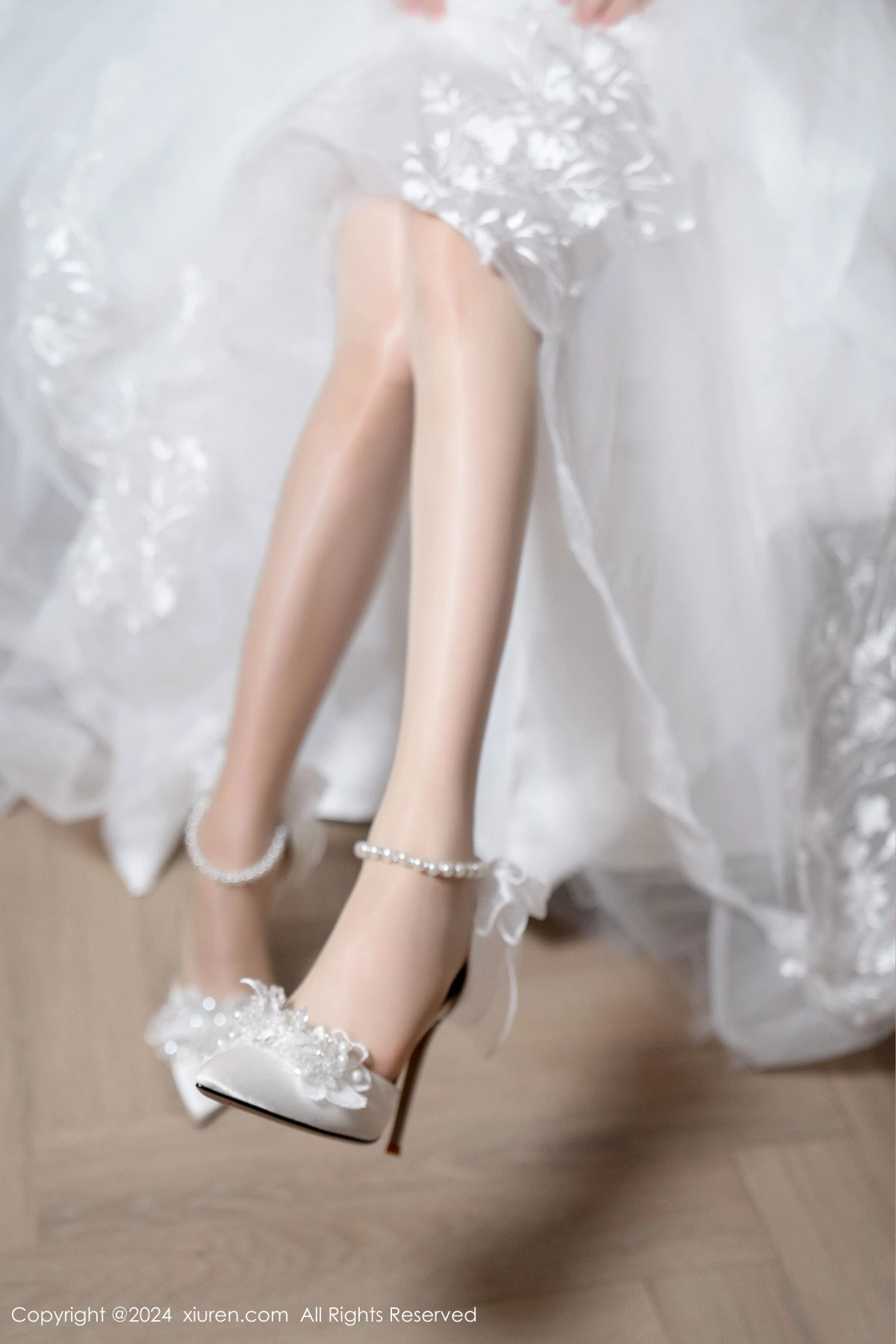 [[XiuRen秀人网]秀人网]No.8998_模特利世浴室场景性感白色婚纱配超薄肉丝秀完美身材诱惑写真100P