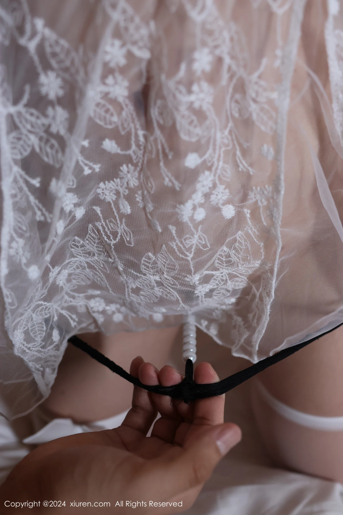 [[XiuRen秀人网]秀人网]No.8991_模特小薯条nienie性感白色连衣短裙配白丝袜秀完美身材诱惑写真75P