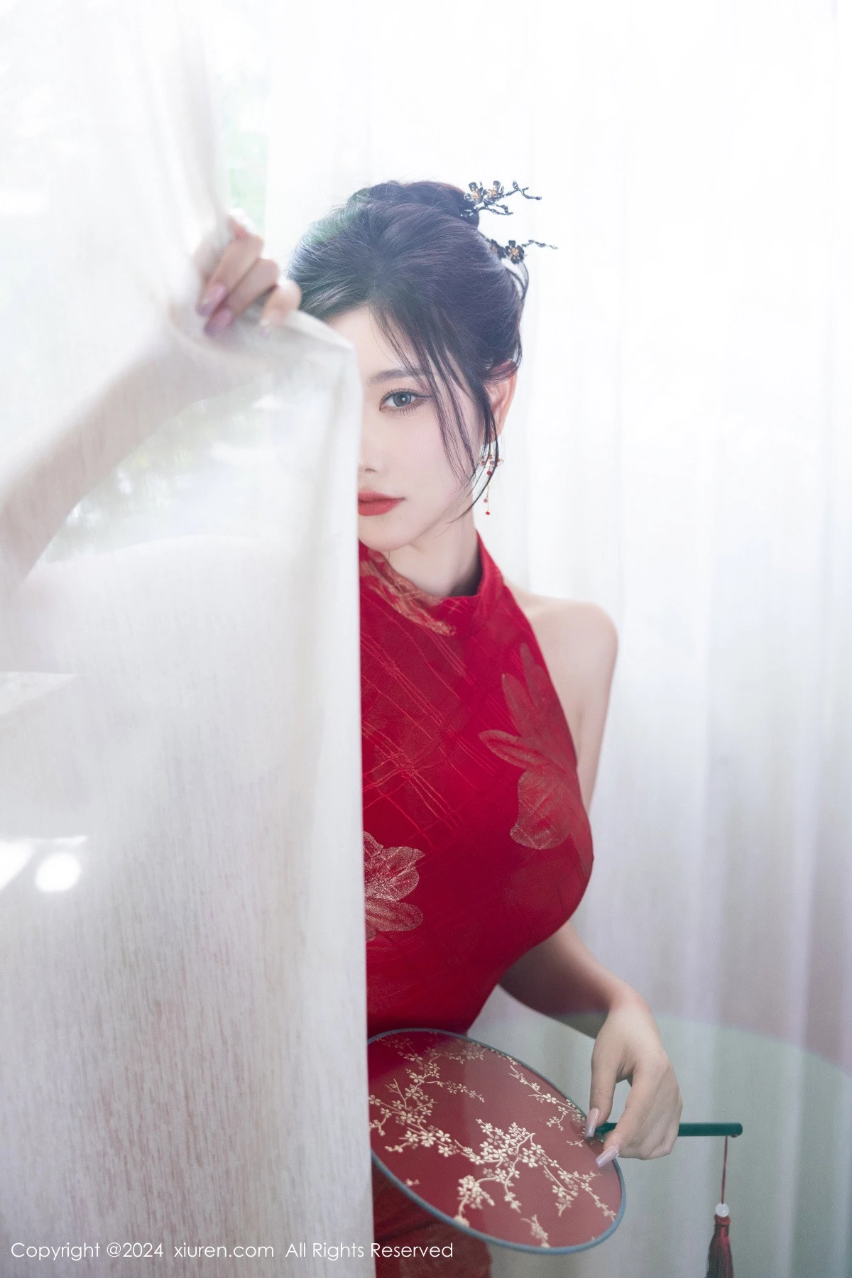 [[XiuRen秀人网]秀人网]No.8996_女神杨晨晨Yome性感红色长旗袍配黑丝吊袜秀丰腴身材诱惑写真81P