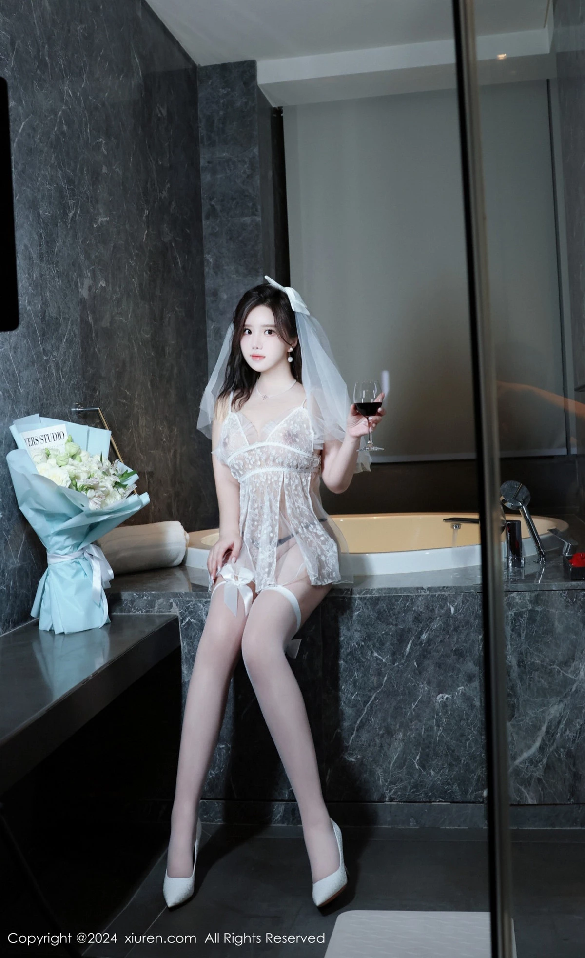 [[XiuRen秀人网]秀人网]No.8991_模特小薯条nienie性感白色连衣短裙配白丝袜秀完美身材诱惑写真75P