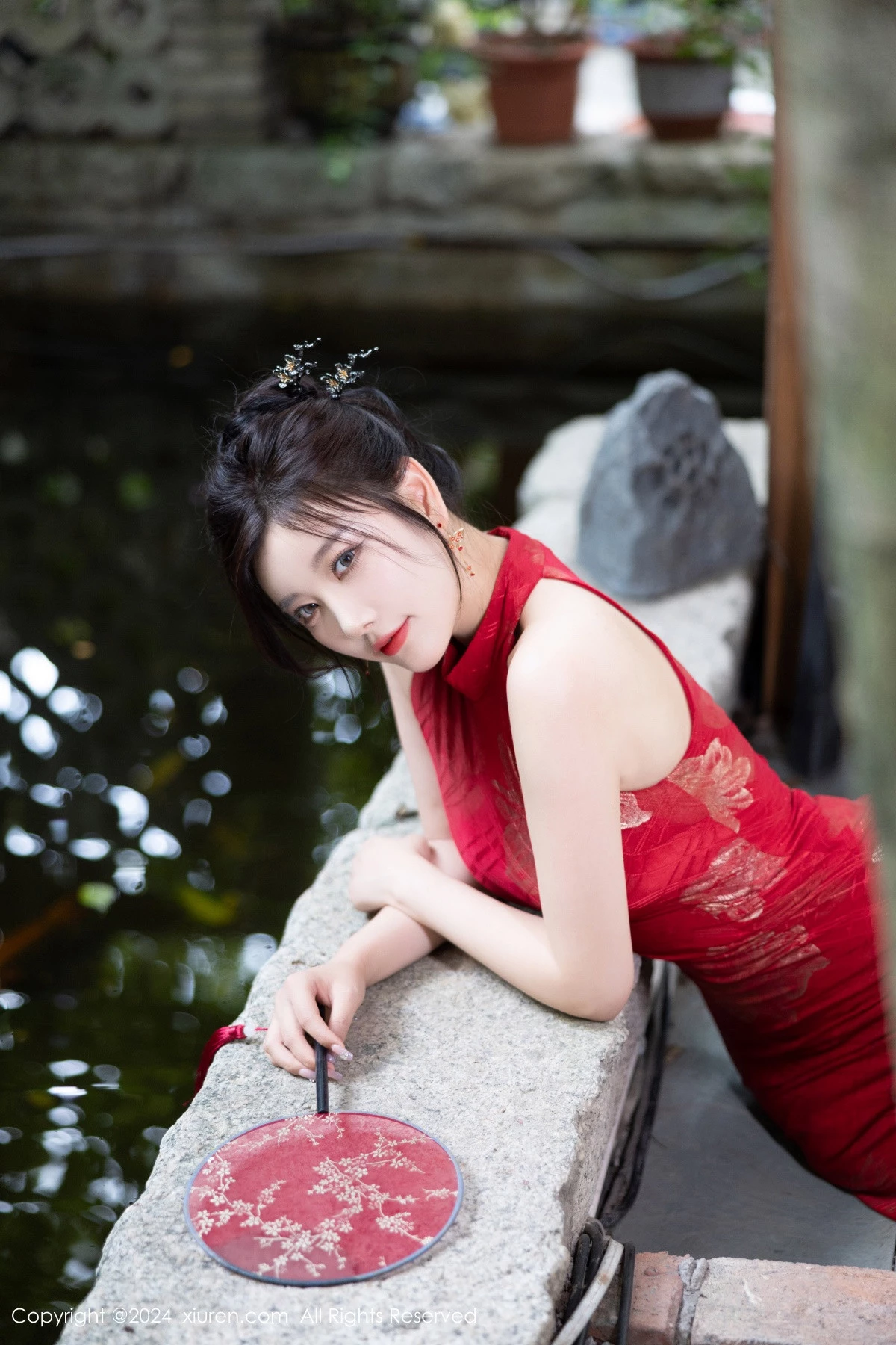 [[XiuRen秀人网]秀人网]No.8996_女神杨晨晨Yome性感红色长旗袍配黑丝吊袜秀丰腴身材诱惑写真81P