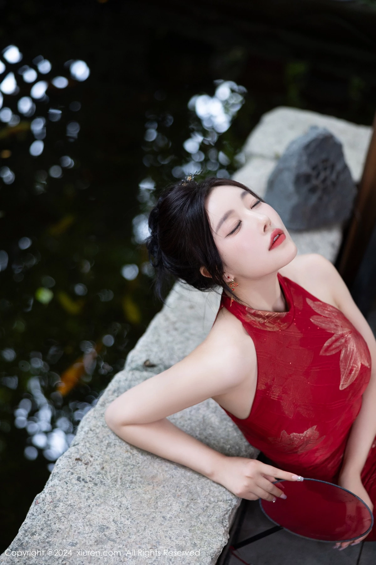 [[XiuRen秀人网]秀人网]No.8996_女神杨晨晨Yome性感红色长旗袍配黑丝吊袜秀丰腴身材诱惑写真81P