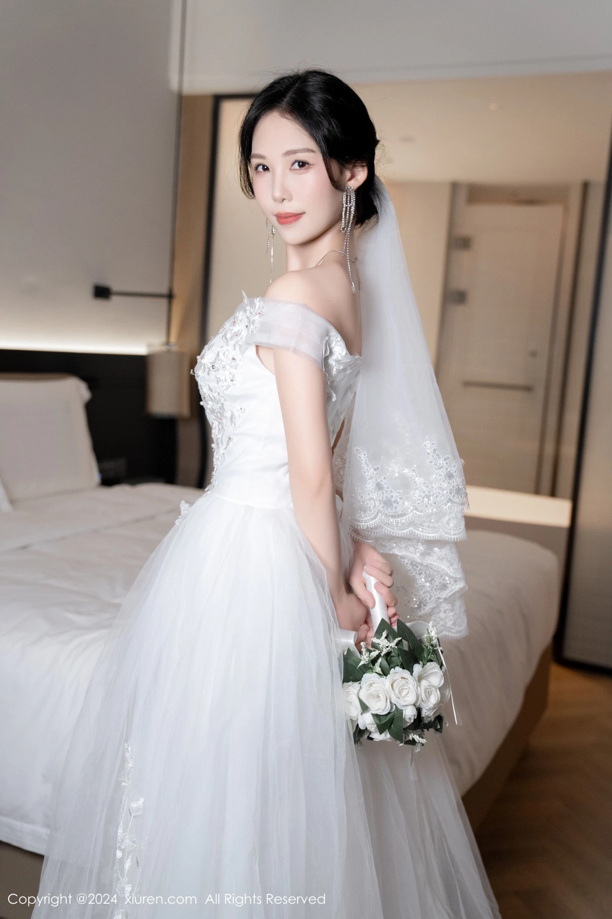 [[XiuRen秀人网]秀人网]No.8998_模特利世浴室场景性感白色婚纱配超薄肉丝秀完美身材诱惑写真100P