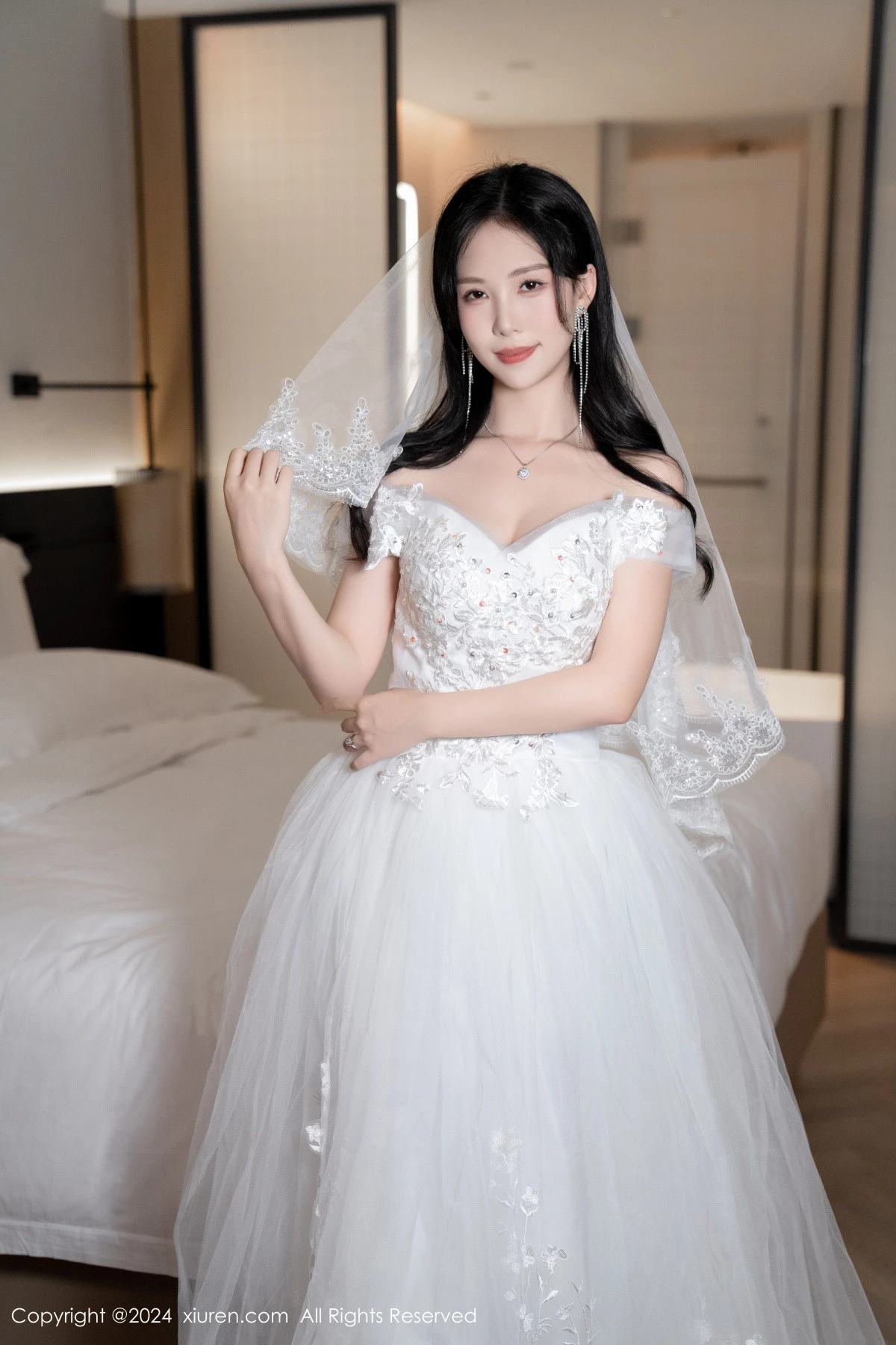 [[XiuRen秀人网]秀人网]No.8998_模特利世浴室场景性感白色婚纱配超薄肉丝秀完美身材诱惑写真100P