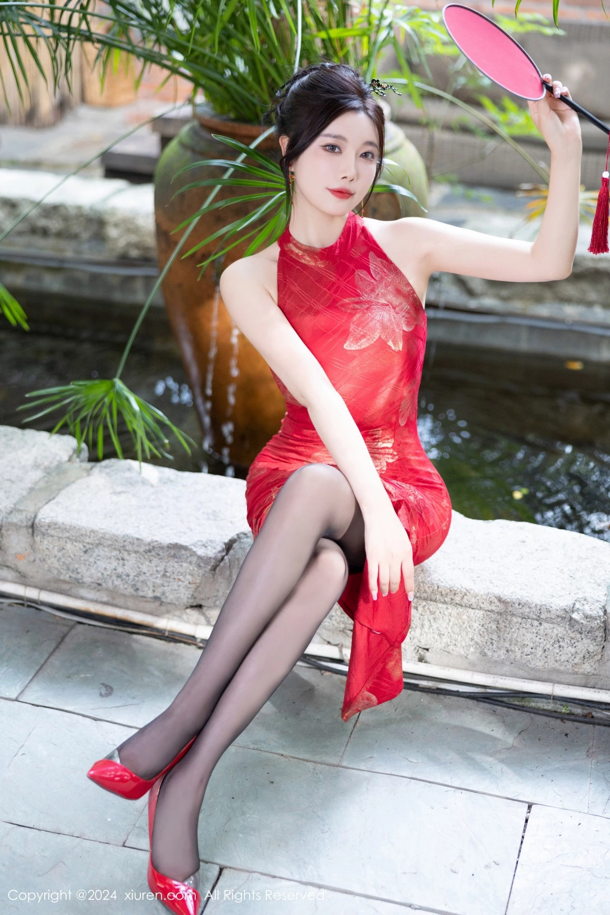 [[XiuRen秀人网]秀人网]No.8996_女神杨晨晨Yome性感红色长旗袍配黑丝吊袜秀丰腴身材诱惑写真81P