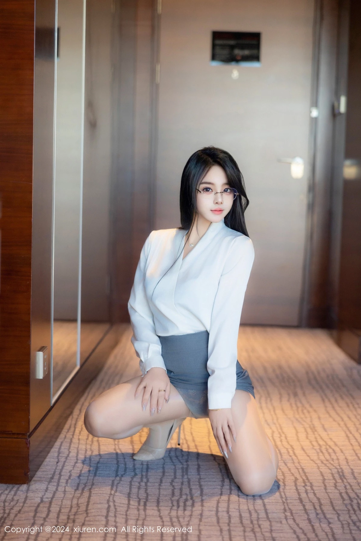 [[XiuRen秀人网]秀人网]No.8989_新人模特麦田性感白色OL服饰露蓝色内衣配超薄肉丝撩人诱惑写真83P