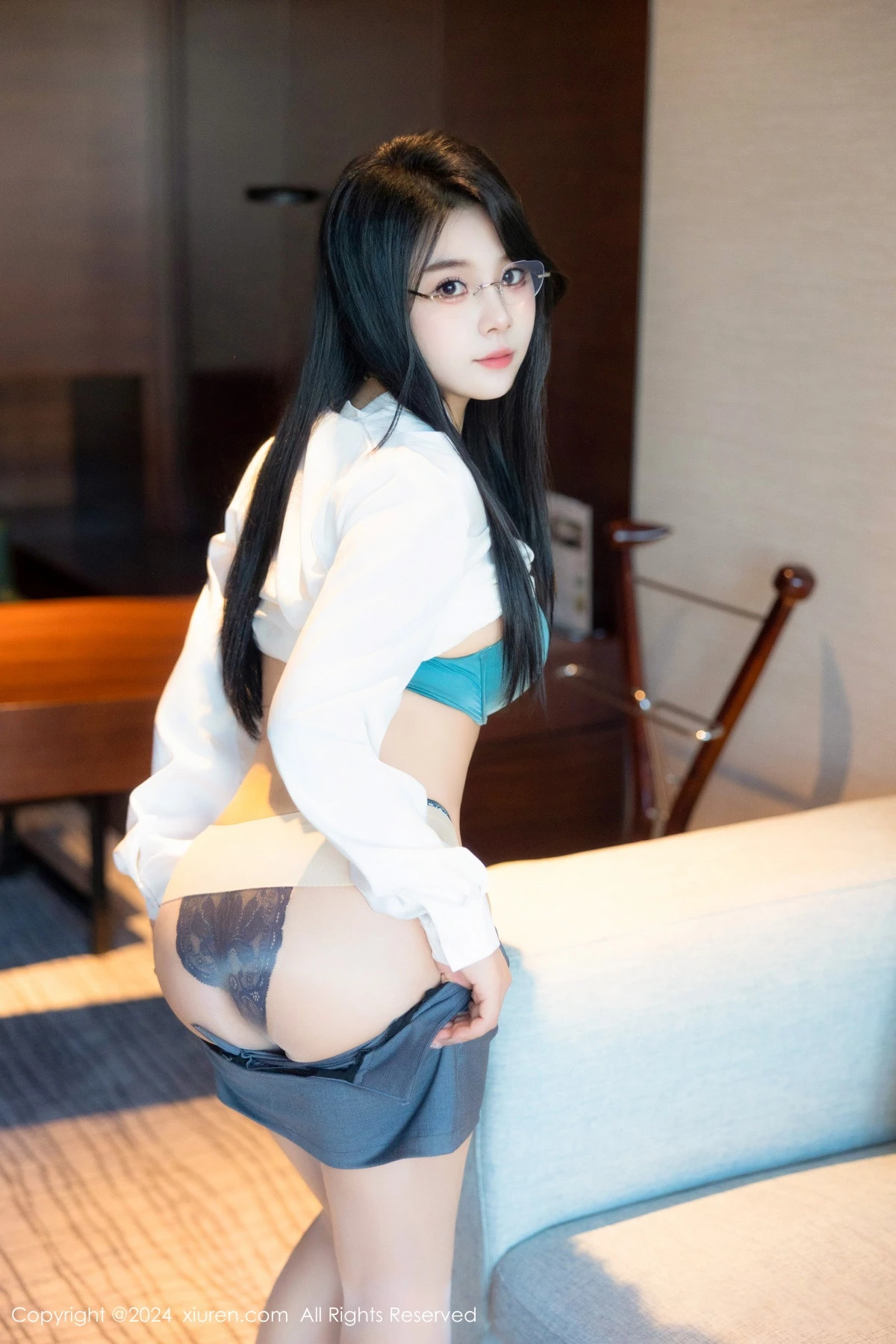 [[XiuRen秀人网]秀人网]No.8989_新人模特麦田性感白色OL服饰露蓝色内衣配超薄肉丝撩人诱惑写真83P