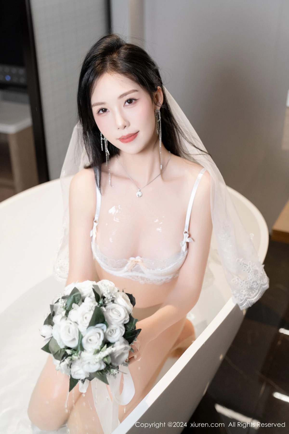 [[XiuRen秀人网]秀人网]No.8998_模特利世浴室场景性感白色婚纱配超薄肉丝秀完美身材诱惑写真100P