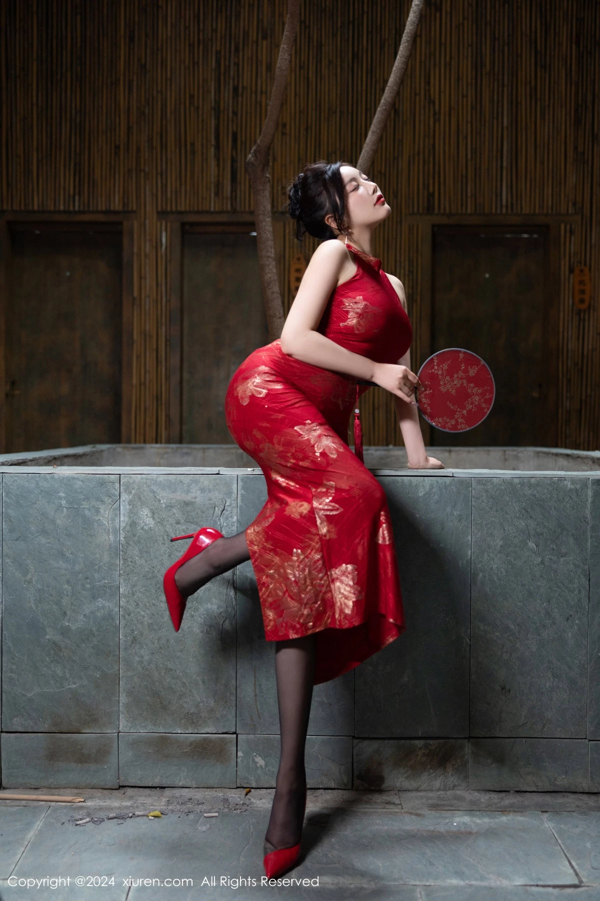 [[XiuRen秀人网]秀人网]No.8996_女神杨晨晨Yome性感红色长旗袍配黑丝吊袜秀丰腴身材诱惑写真81P