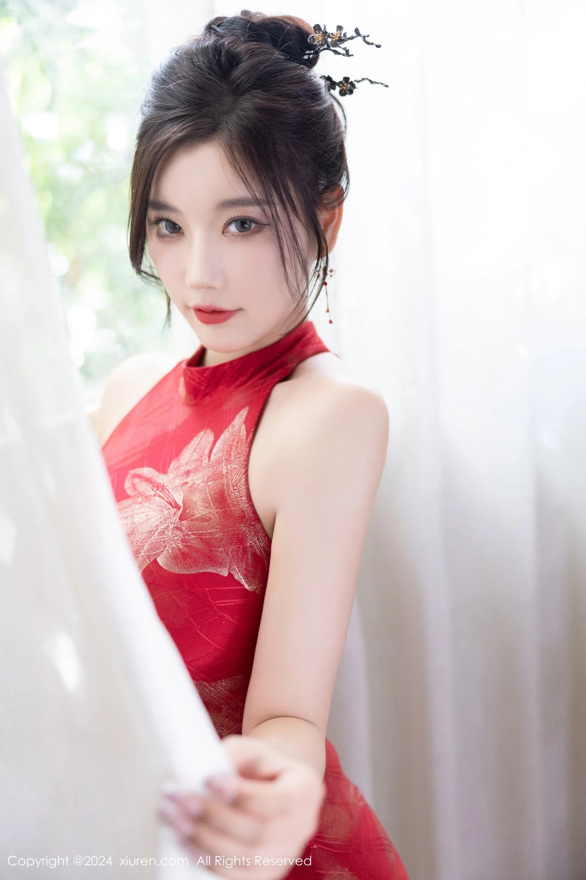 [[XiuRen秀人网]秀人网]No.8996_女神杨晨晨Yome性感红色长旗袍配黑丝吊袜秀丰腴身材诱惑写真81P