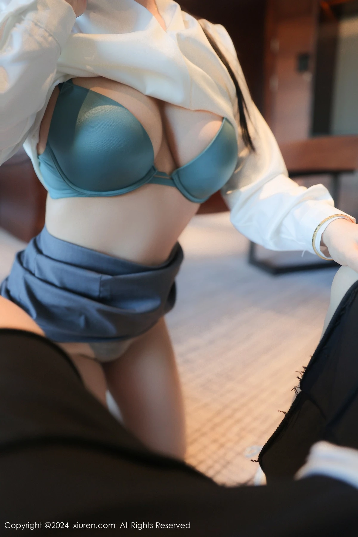 [[XiuRen秀人网]秀人网]No.8989_新人模特麦田性感白色OL服饰露蓝色内衣配超薄肉丝撩人诱惑写真83P