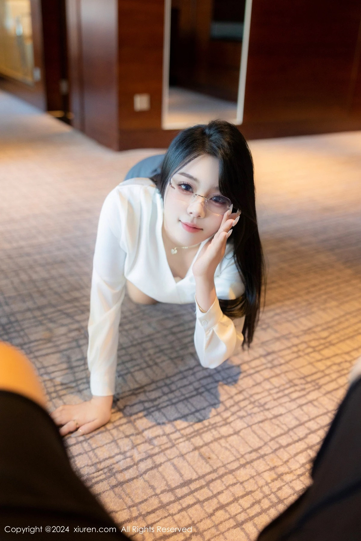 [[XiuRen秀人网]秀人网]No.8989_新人模特麦田性感白色OL服饰露蓝色内衣配超薄肉丝撩人诱惑写真83P