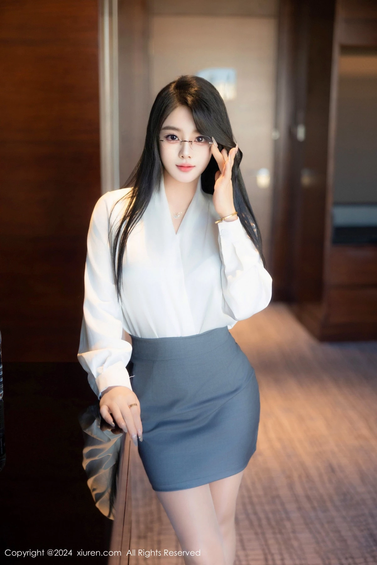 [[XiuRen秀人网]秀人网]No.8989_新人模特麦田性感白色OL服饰露蓝色内衣配超薄肉丝撩人诱惑写真83P