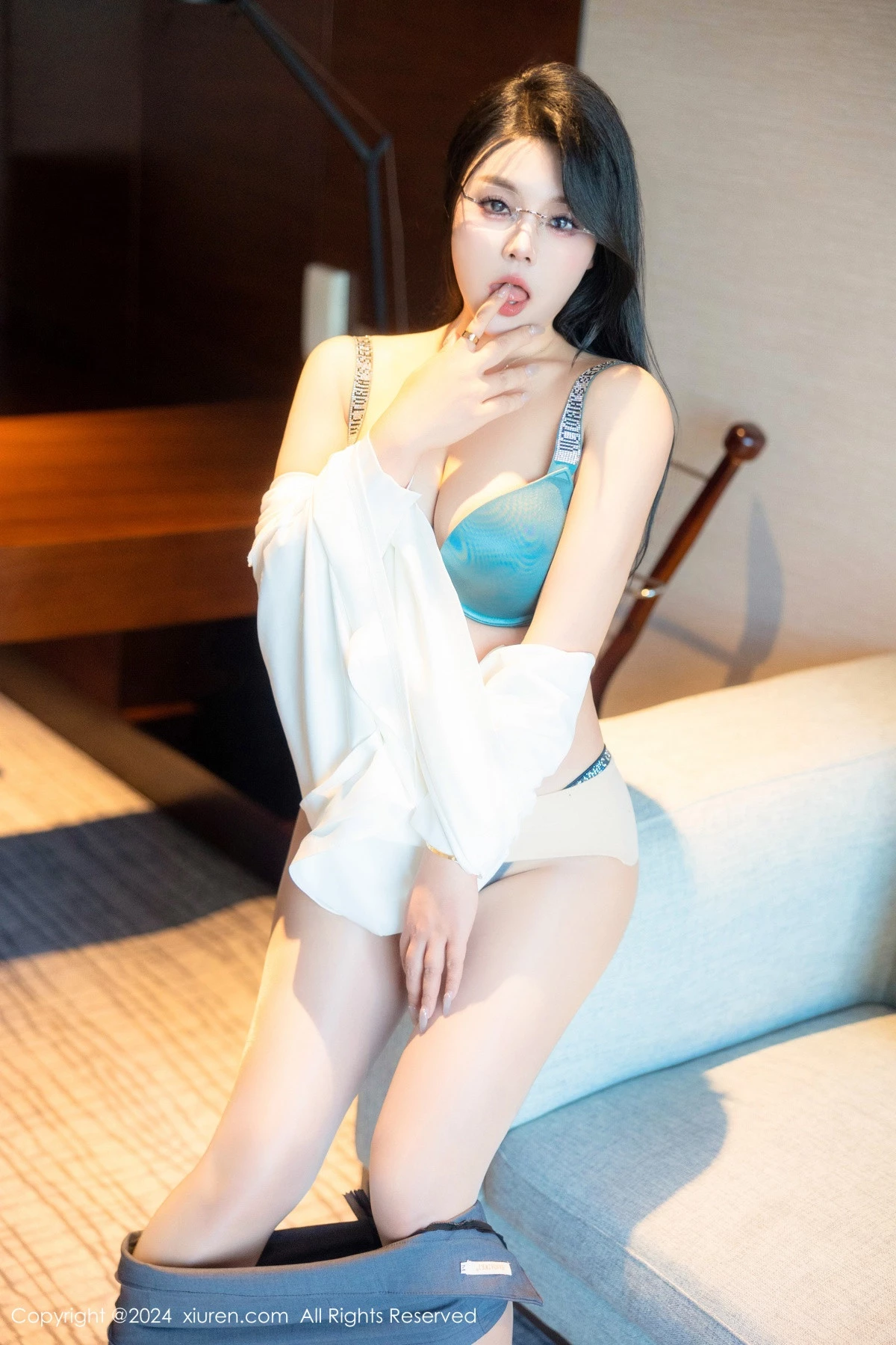 [[XiuRen秀人网]秀人网]No.8989_新人模特麦田性感白色OL服饰露蓝色内衣配超薄肉丝撩人诱惑写真83P