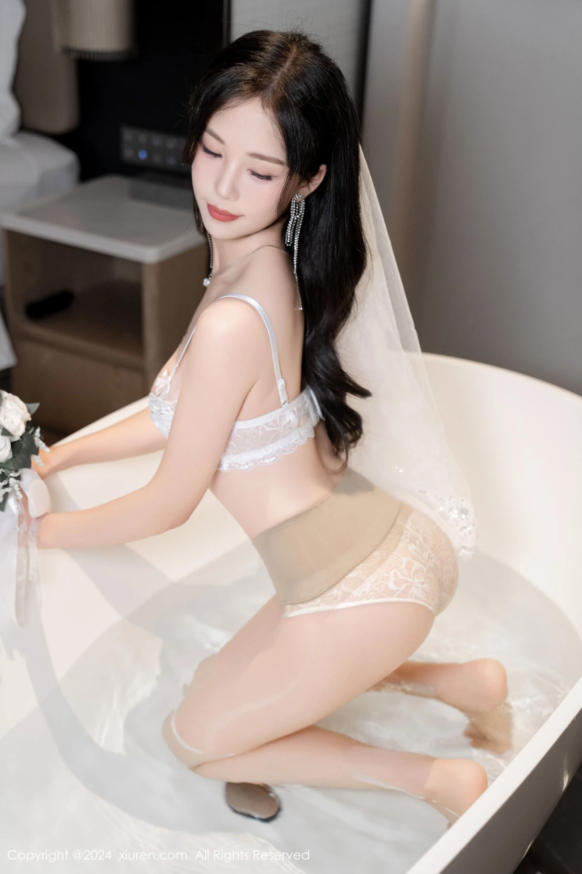 [[XiuRen秀人网]秀人网]No.8998_模特利世浴室场景性感白色婚纱配超薄肉丝秀完美身材诱惑写真100P