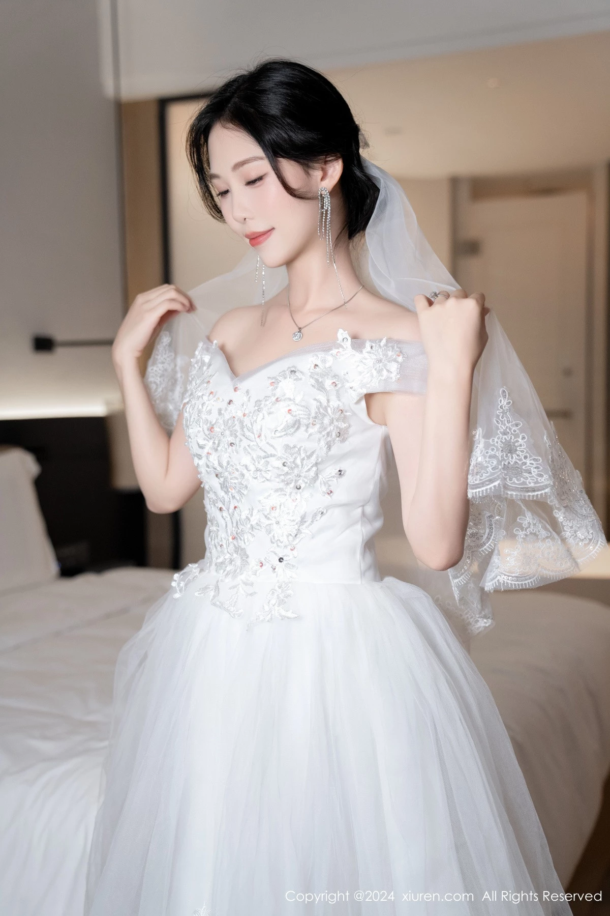 [[XiuRen秀人网]秀人网]No.8998_模特利世浴室场景性感白色婚纱配超薄肉丝秀完美身材诱惑写真100P