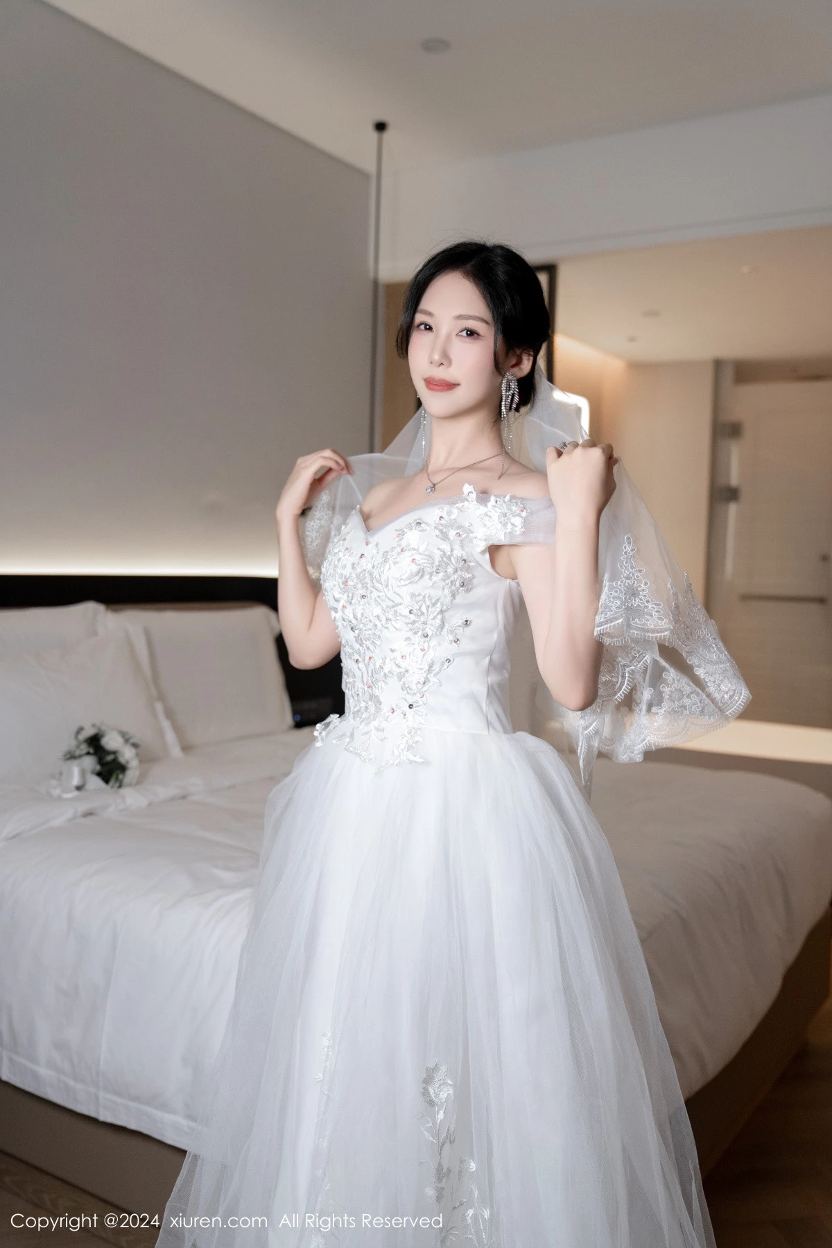 [[XiuRen秀人网]秀人网]No.8998_模特利世浴室场景性感白色婚纱配超薄肉丝秀完美身材诱惑写真100P