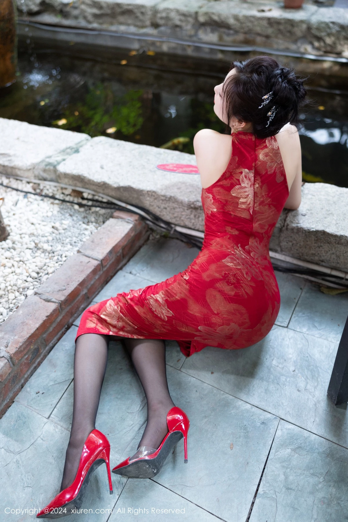 [[XiuRen秀人网]秀人网]No.8996_女神杨晨晨Yome性感红色长旗袍配黑丝吊袜秀丰腴身材诱惑写真81P