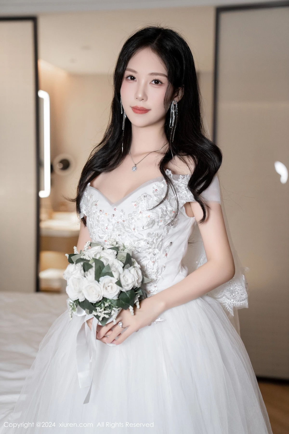 [[XiuRen秀人网]秀人网]No.8998_模特利世浴室场景性感白色婚纱配超薄肉丝秀完美身材诱惑写真100P