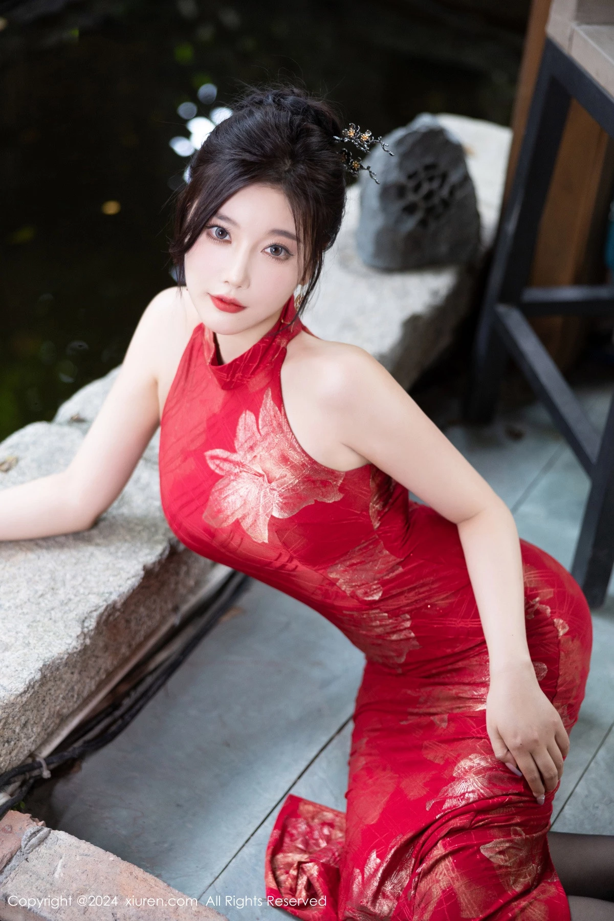 [[XiuRen秀人网]秀人网]No.8996_女神杨晨晨Yome性感红色长旗袍配黑丝吊袜秀丰腴身材诱惑写真81P