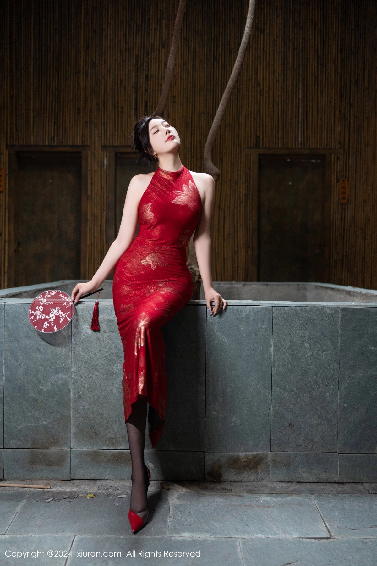 [[XiuRen秀人网]秀人网]No.8996_女神杨晨晨Yome性感红色长旗袍配黑丝吊袜秀丰腴身材诱惑写真81P