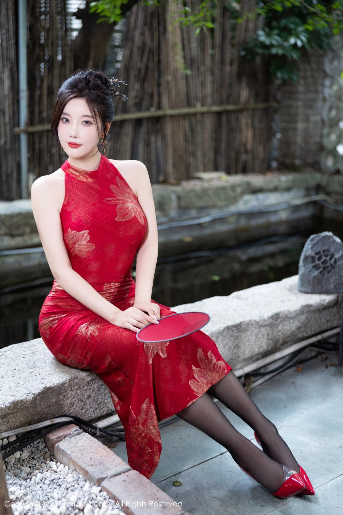 [[XiuRen秀人网]秀人网]No.8996_女神杨晨晨Yome性感红色长旗袍配黑丝吊袜秀丰腴身材诱惑写真81P