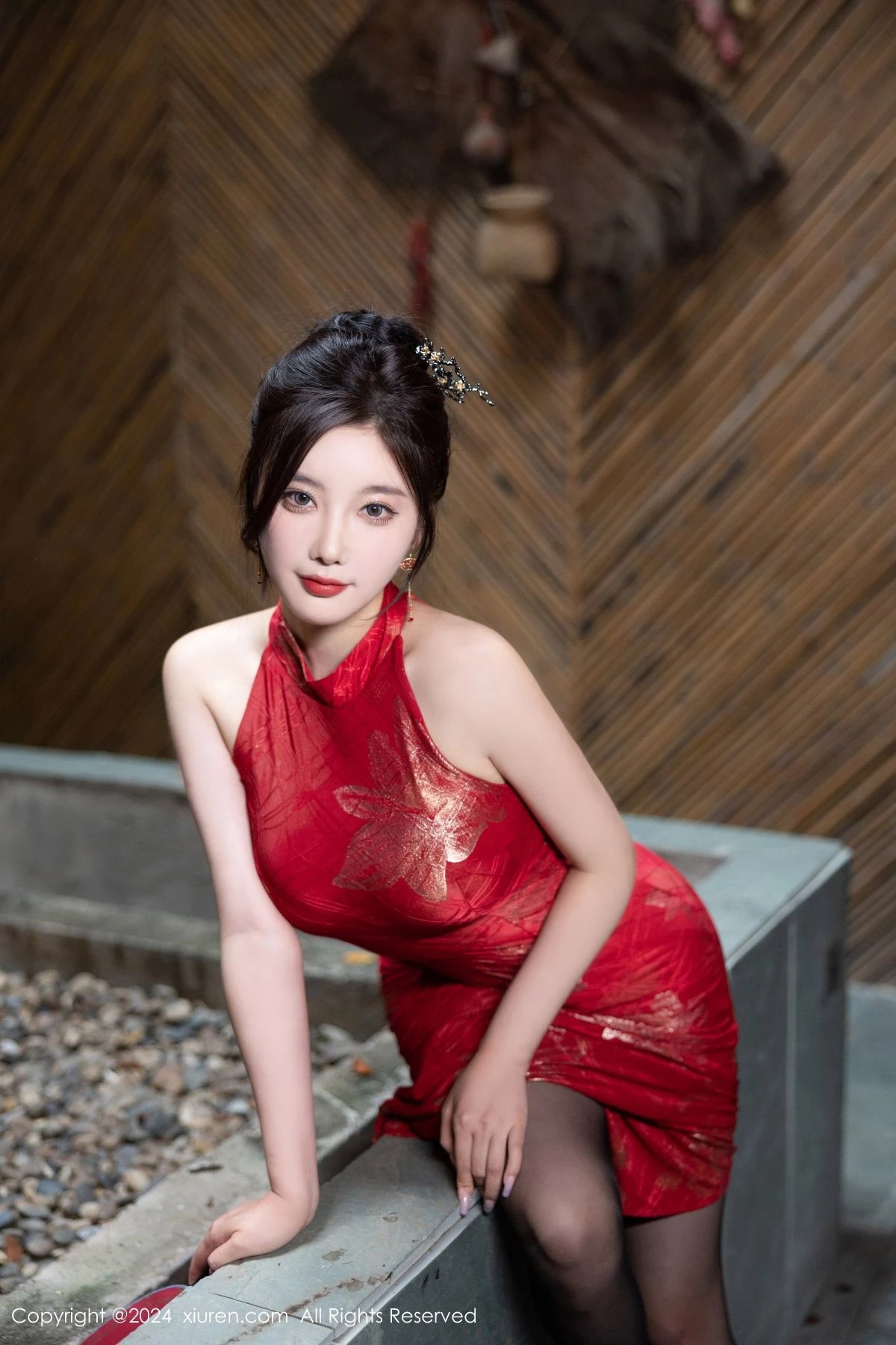 [[XiuRen秀人网]秀人网]No.8996_女神杨晨晨Yome性感红色长旗袍配黑丝吊袜秀丰腴身材诱惑写真81P