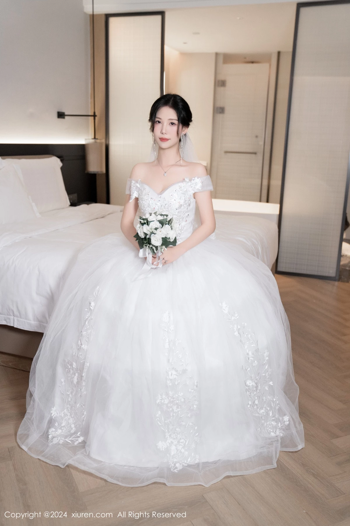 [[XiuRen秀人网]秀人网]No.8998_模特利世浴室场景性感白色婚纱配超薄肉丝秀完美身材诱惑写真100P