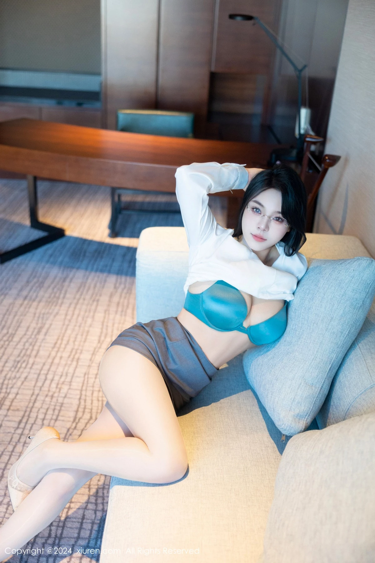 [[XiuRen秀人网]秀人网]No.8989_新人模特麦田性感白色OL服饰露蓝色内衣配超薄肉丝撩人诱惑写真83P