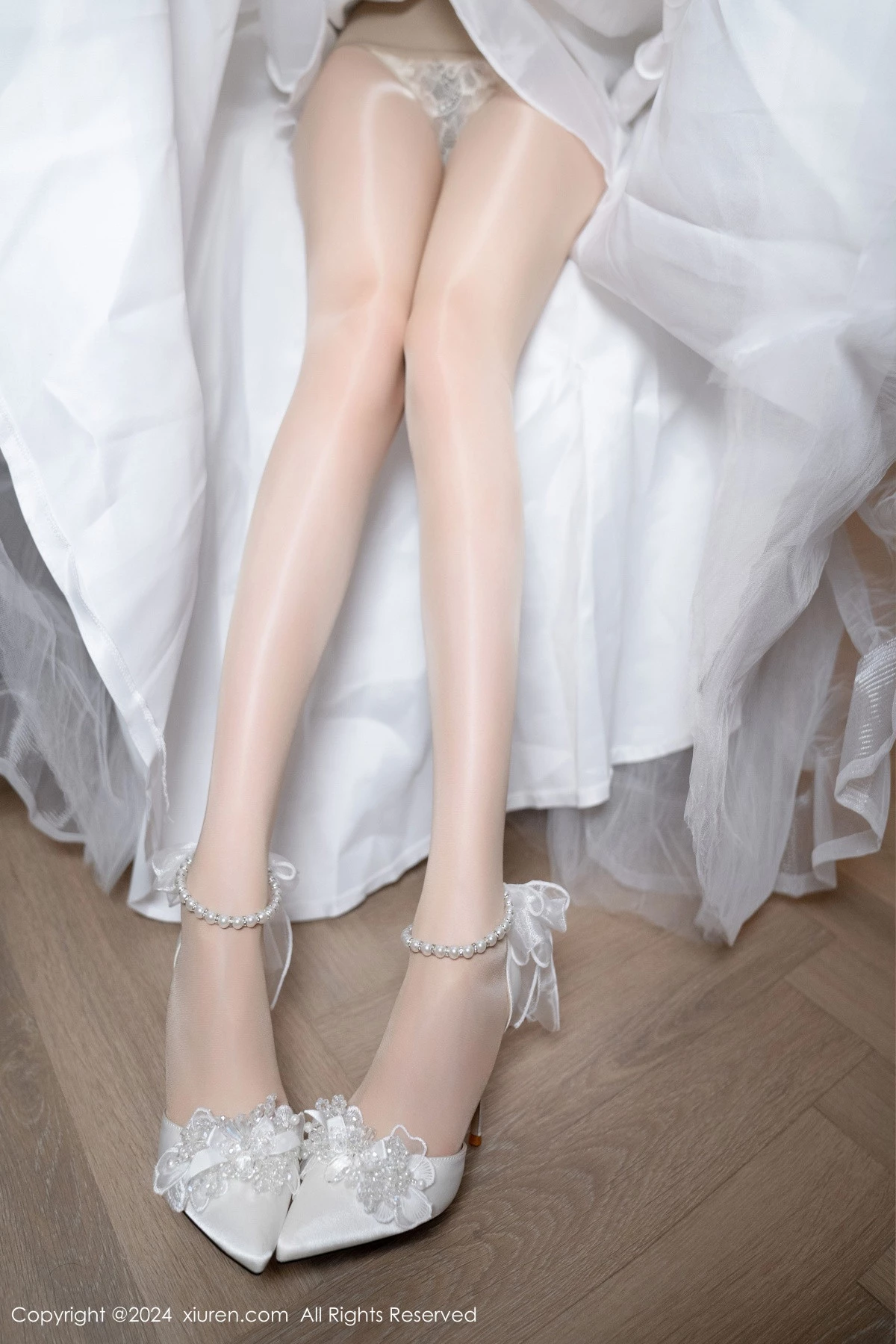 [[XiuRen秀人网]秀人网]No.8998_模特利世浴室场景性感白色婚纱配超薄肉丝秀完美身材诱惑写真100P