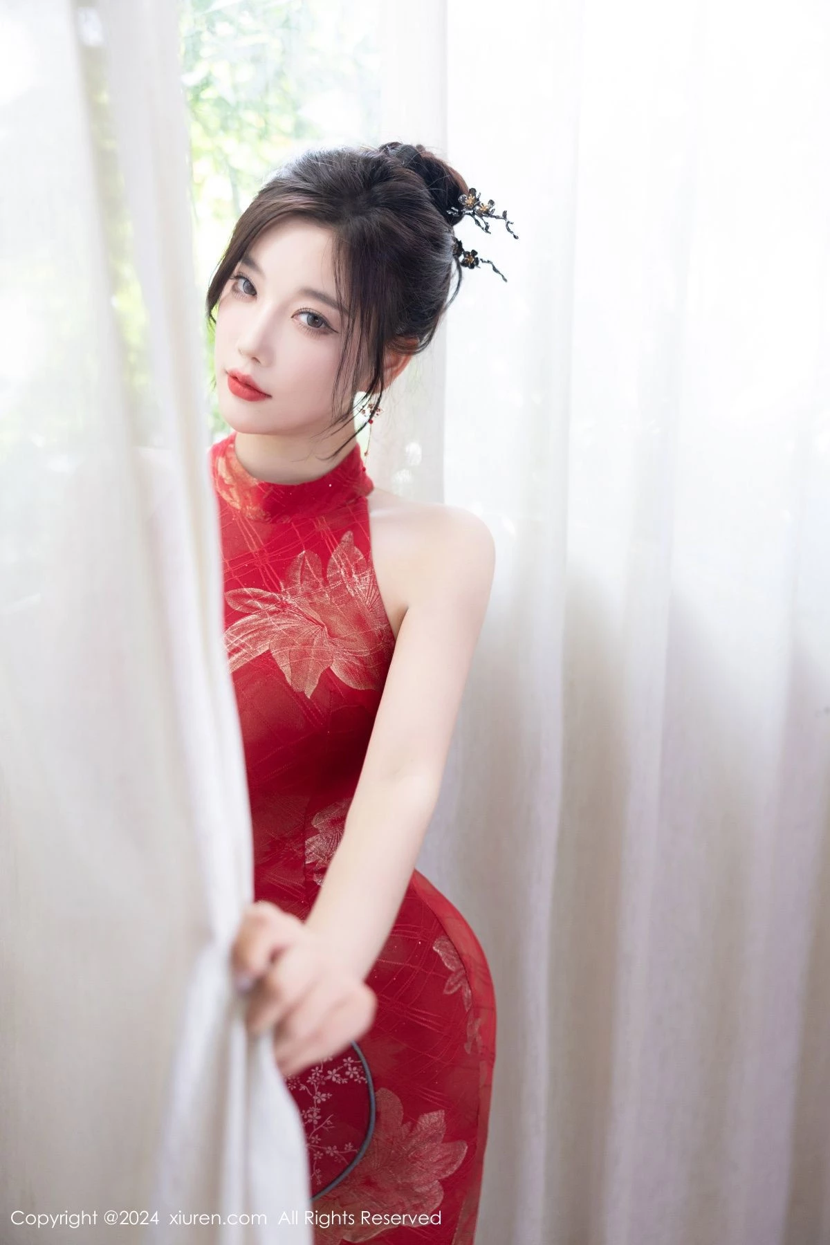 [[XiuRen秀人网]秀人网]No.8996_女神杨晨晨Yome性感红色长旗袍配黑丝吊袜秀丰腴身材诱惑写真81P