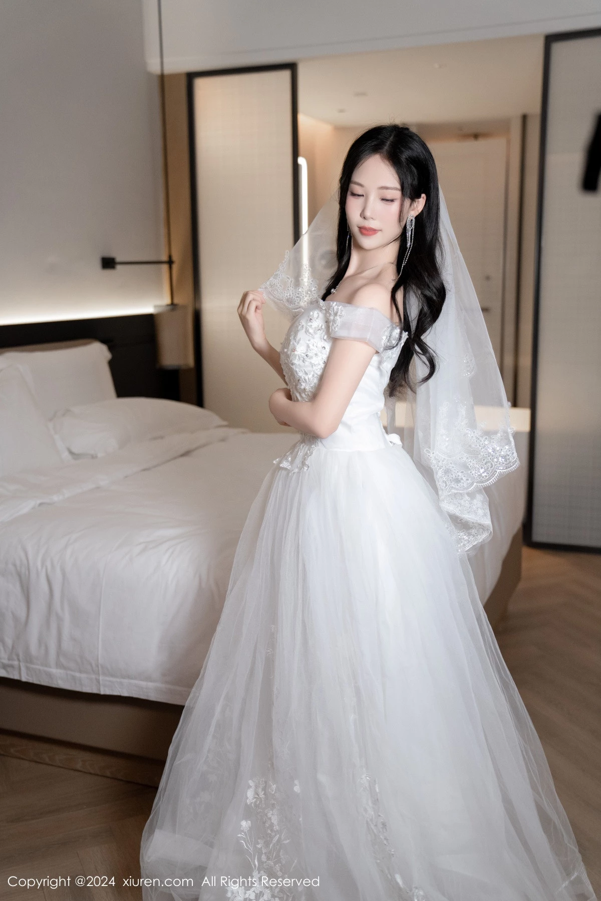 [[XiuRen秀人网]秀人网]No.8998_模特利世浴室场景性感白色婚纱配超薄肉丝秀完美身材诱惑写真100P