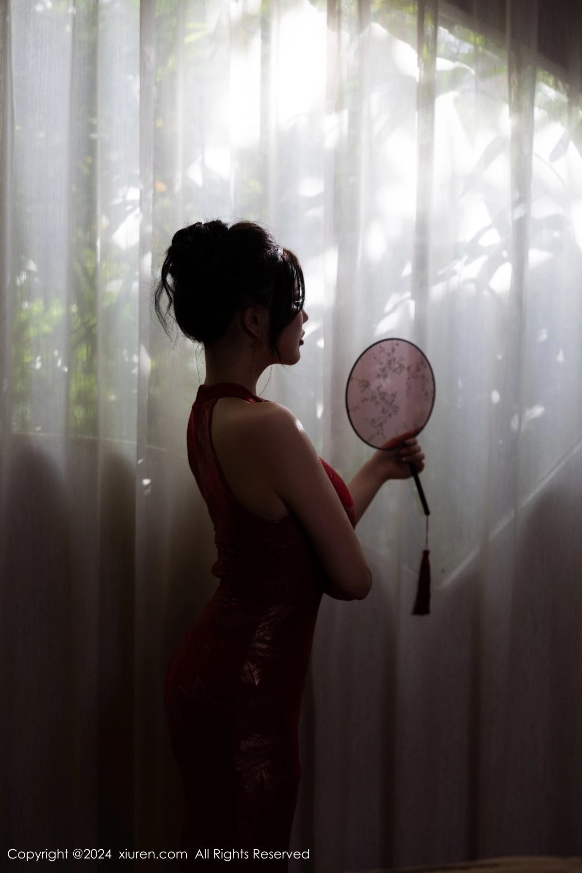 [[XiuRen秀人网]秀人网]No.8996_女神杨晨晨Yome性感红色长旗袍配黑丝吊袜秀丰腴身材诱惑写真81P