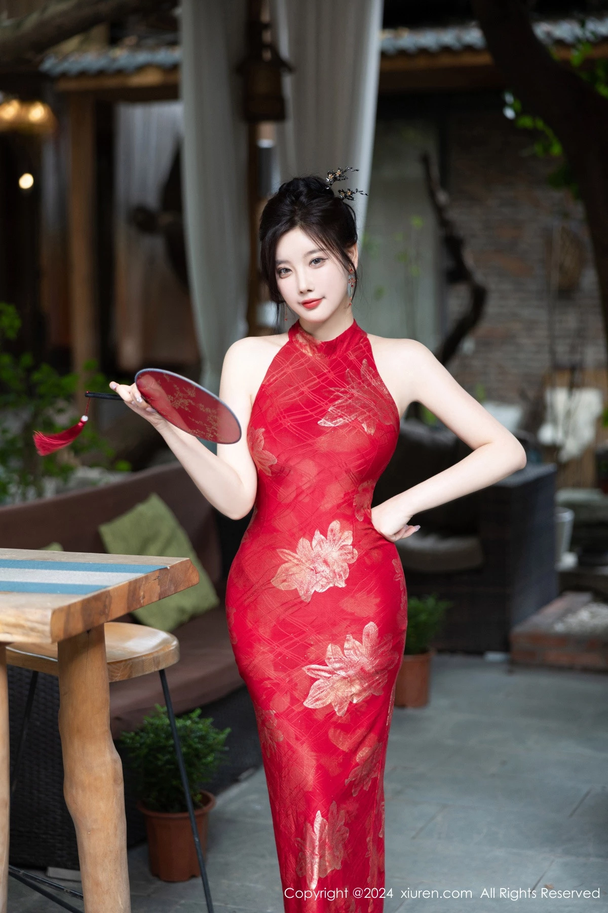 [[XiuRen秀人网]秀人网]No.8996_女神杨晨晨Yome性感红色长旗袍配黑丝吊袜秀丰腴身材诱惑写真81P