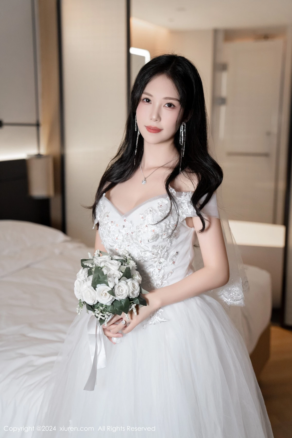 [[XiuRen秀人网]秀人网]No.8998_模特利世浴室场景性感白色婚纱配超薄肉丝秀完美身材诱惑写真100P