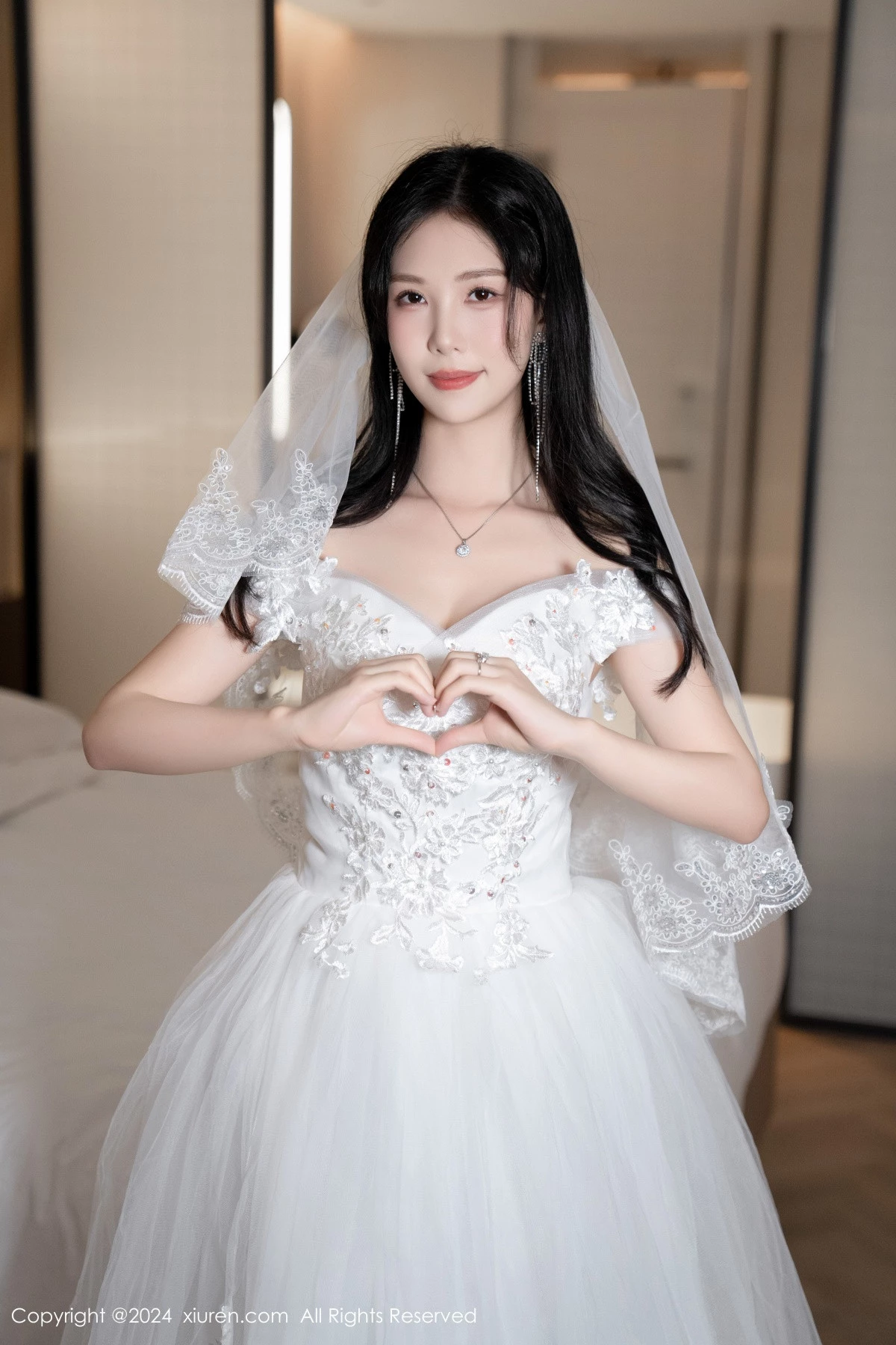 [[XiuRen秀人网]秀人网]No.8998_模特利世浴室场景性感白色婚纱配超薄肉丝秀完美身材诱惑写真100P