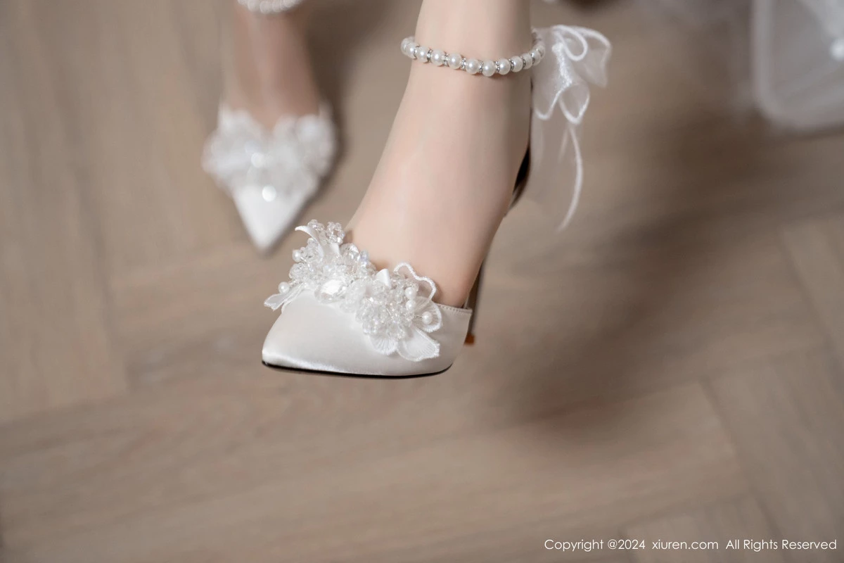 [[XiuRen秀人网]秀人网]No.8998_模特利世浴室场景性感白色婚纱配超薄肉丝秀完美身材诱惑写真100P