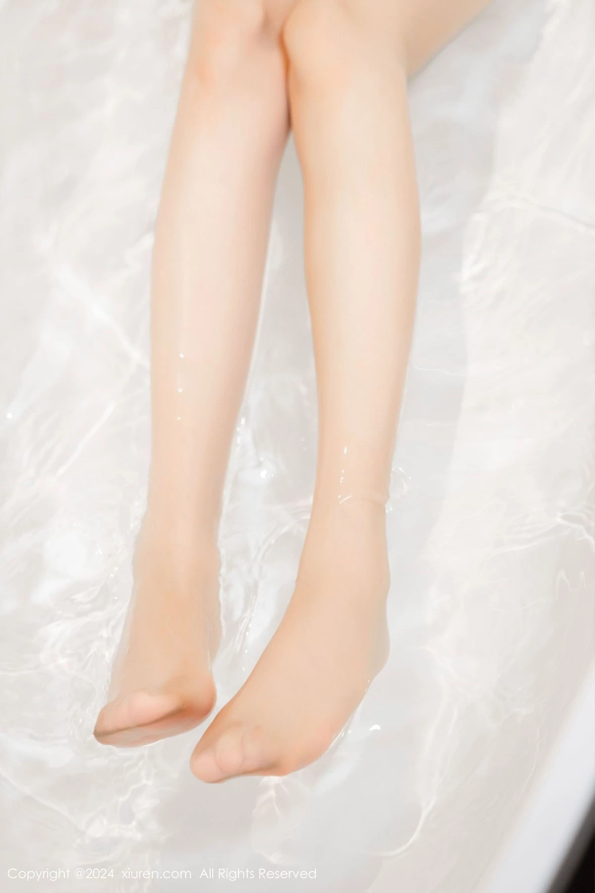 [[XiuRen秀人网]秀人网]No.8998_模特利世浴室场景性感白色婚纱配超薄肉丝秀完美身材诱惑写真100P