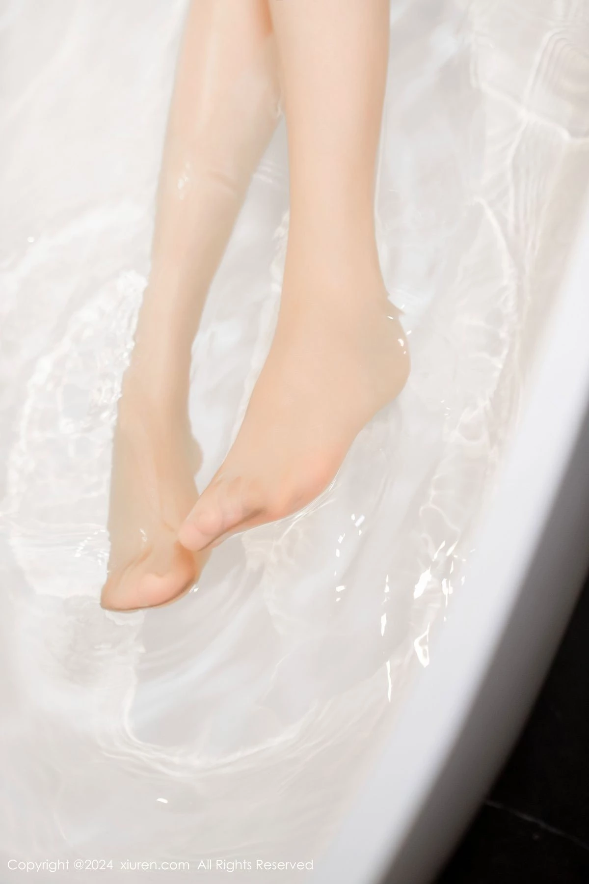 [[XiuRen秀人网]秀人网]No.8998_模特利世浴室场景性感白色婚纱配超薄肉丝秀完美身材诱惑写真100P