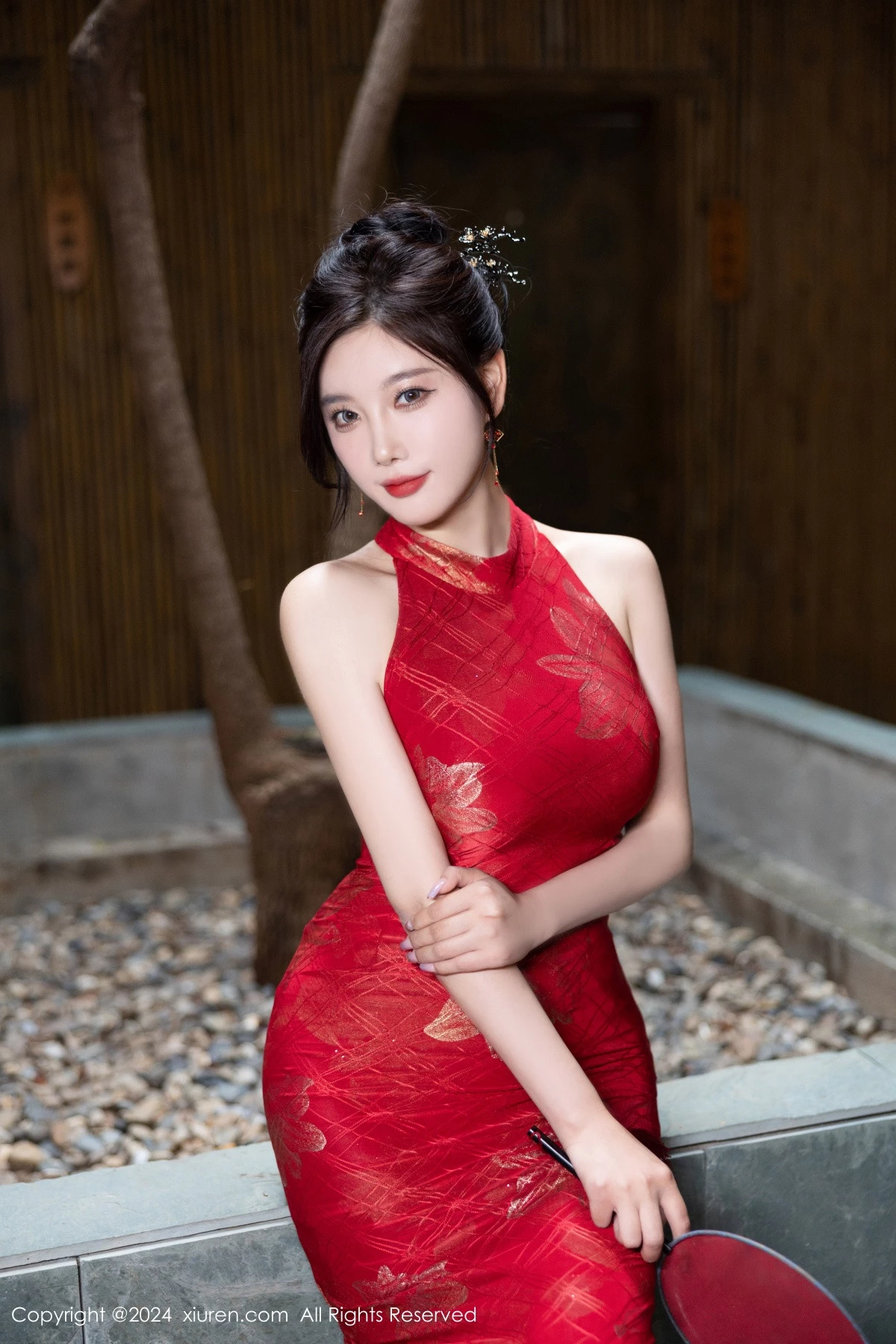 [[XiuRen秀人网]秀人网]No.8996_女神杨晨晨Yome性感红色长旗袍配黑丝吊袜秀丰腴身材诱惑写真81P