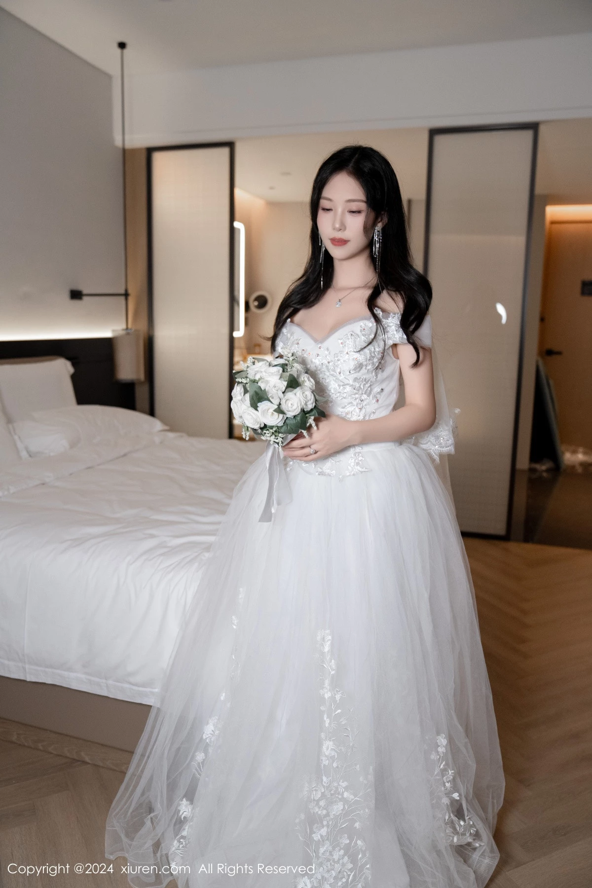 [[XiuRen秀人网]秀人网]No.8998_模特利世浴室场景性感白色婚纱配超薄肉丝秀完美身材诱惑写真100P