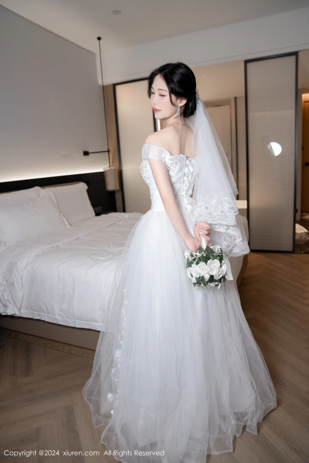 [[XiuRen秀人网]秀人网]No.8998_模特利世浴室场景性感白色婚纱配超薄肉丝秀完美身材诱惑写真100P